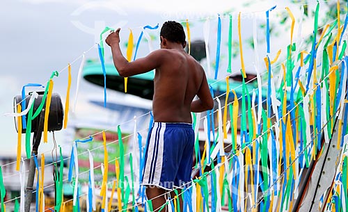  Assunto: Homem decorando barco no porto próximo à Feira da Manaus Moderna para a Copa do Mundo / Local: Manaus - Amazonas (AM) - Brasil / Data: 06/2014 