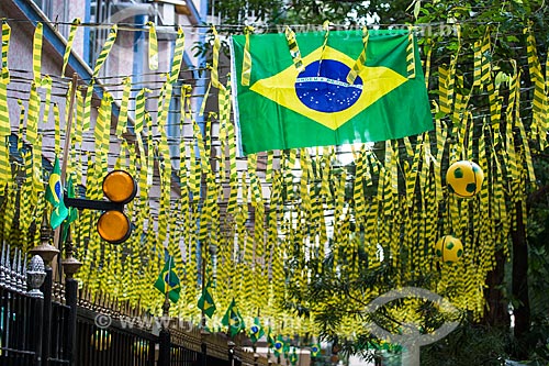  Assunto: Rua Silveira Martins enfeitada com as cores do Brasil para a Copa do Mundo / Local: Catete - Rio de Janeiro (RJ) - Brasil / Data: 06/2014 