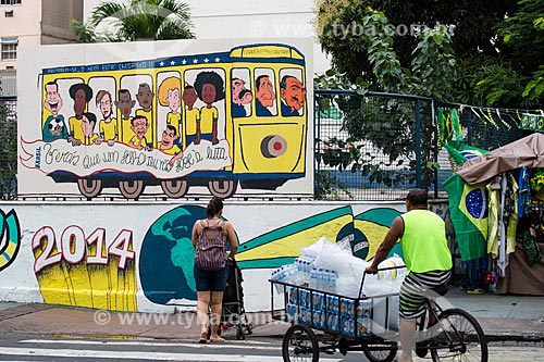  Assunto: Grafite na Rua Corrêa Dutra enfeitada para a Copa do Mundo / Local: Catete - Rio de Janeiro (RJ) - Brasil / Data: 06/2014 