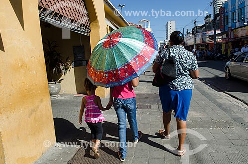  Assunto: Mulher caminhando em rua comercial / Local: Aracaju - Sergipe (SE) - Brasil / Data: 08/2013 