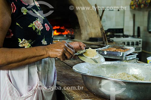  Assunto: Mulher preparando queijadinha  / Local: São Cristóvão - Sergipe (SE) - Brasil / Data: 08/2013 