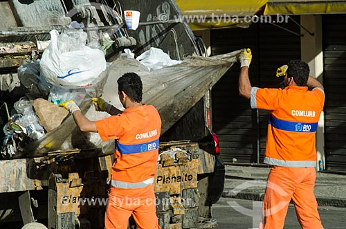  Assunto: Caminhão da COMLURB retirando o lixo das ruas / Local: Centro - Rio de Janeiro (RJ) - Brasil / Data: 10/2013 