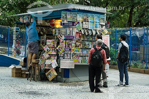 Assunto: Homens lendo jornais expostos na banca de jornal / Local: Centro - Rio de Janeiro (RJ) - Brasil / Data: 10/2013 