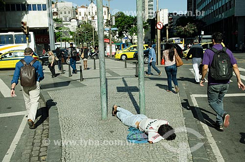  Assunto: Morador de rua dormindo próximo ao cruzamento da Avenida Nilo Peçanha com Avenida Rio Branco / Local: Rio de Janeiro (RJ) - Brasil / Data: 10/2013 