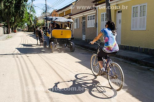  Assunto: Turistas fazendo passeio de charrete e bicicleta / Local: Paquetá - Rio de Janeiro (RJ) - Brasil / Data: 05/2014 