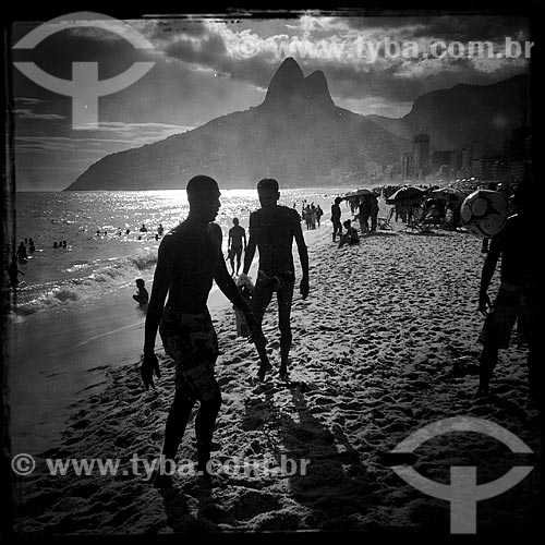  Assunto: Pessoas jogando futebol na beira da Praia de Ipanema com Morro Dois Irmãos ao fundo - foto feita com IPhone / Local: Ipanema - Rio de Janeiro (RJ) - Brasil / Data: 12/2013 