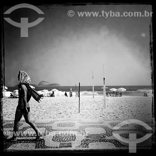  Assunto: Mulher caminhando no calçadão da Praia de Ipanema - foto feita com IPhone / Local: Ipanema - Rio de Janeiro (RJ) - Brasil / Data: 01/2014 
