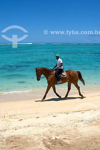  Assunto: Homem à cavalo na praia da Península Le Morne Brabant / Local: Distrito de Rivière Noire - Maurício - África / Data: 11/2012 