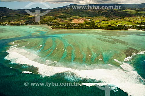  Assunto: Vista aérea de barreira de corais com a vila de Bel Ombre ao fundo / Local: Distrito de Savanne - Maurício - África / Data: 11/2012 