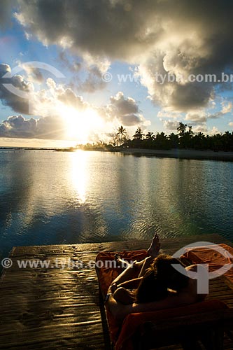  Assunto: Casal observado o pôr do sol em deck do Prince Maurice Resort / Local: Distrito de Flacq - Maurício - África / Data: 11/2012 