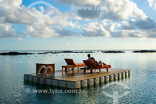  Assunto: Casal observado o pôr do sol em deck flutuante do Prince Maurice Resort / Local: Distrito de Flacq - Maurício - África / Data: 11/2012 