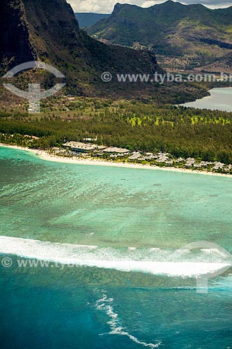  Assunto: Foto aérea do Hotel Saint Regis Mauritius Resort na Península Le Morne Brabant / Local: Distrito de Rivière Noire - Maurício - África / Data: 11/2012 