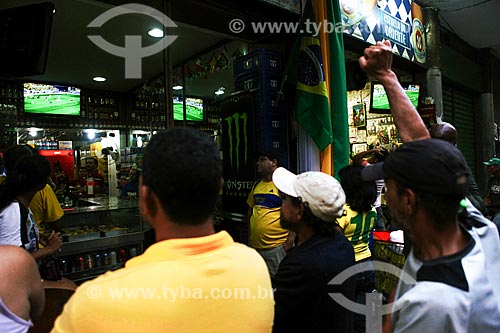  Assunto: Pessoas assistindo ao jogo entre Camarões x Brasil pela Copa do Mundo no Brasil / Local: Copacabana - Rio de Janeiro (RJ) - Brasil / Data: 06/2014 