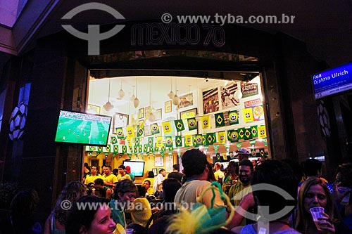  Assunto: Pessoas assistindo ao jogo entre Camarões x Brasil pela Copa do Mundo no Brasil / Local: Copacabana - Rio de Janeiro (RJ) - Brasil / Data: 06/2014 