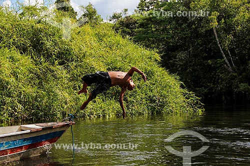  Assunto: Criança indígena saltando no Igarapé Traíra - Aldeia Parintintin / Local: Humaitá - Amazonas (AM) - Brasil / Data: 07/2012 