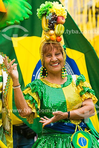  Srª Maria de Lourdes e Galo Fred no Alzirão (Rua Alzira Brandão) durante o jogo entre Camarões x Brasil pela Copa do Mundo no Brasil  - Rio de Janeiro - Rio de Janeiro - Brasil