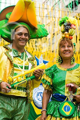  Carlos Felix e Srª Maria de Lourdes no Alzirão (Rua Alzira Brandão) durante o jogo entre Camarões x Brasil pela Copa do Mundo no Brasil  - Rio de Janeiro - Rio de Janeiro - Brasil