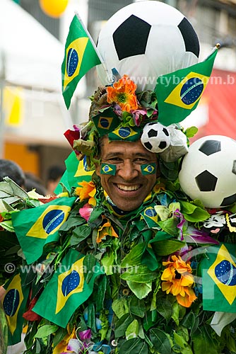  Homem fantasiado de natureza no Alzirão (Rua Alzira Brandão) durante o jogo entre Camarões x Brasil pela Copa do Mundo no Brasil  - Rio de Janeiro - Rio de Janeiro - Brasil