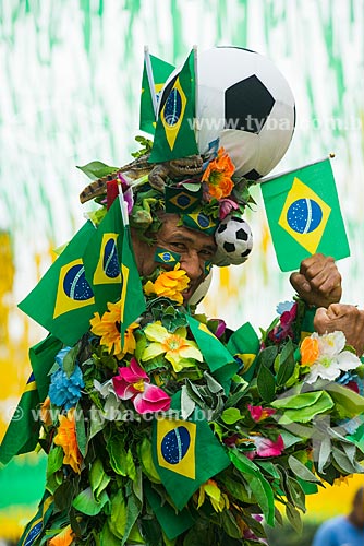  Homem fantasiado de natureza no Alzirão (Rua Alzira Brandão) durante o jogo entre Camarões x Brasil pela Copa do Mundo no Brasil  - Rio de Janeiro - Rio de Janeiro - Brasil