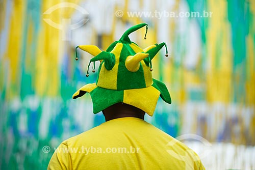  Assunto: Homem no Alzirão (Rua Alzira Brandão) durante o jogo entre Camarões x Brasil pela Copa do Mundo no Brasil / Local: Tijuca - Rio de Janeiro (RJ) - Brasil / Data: 06/2014 