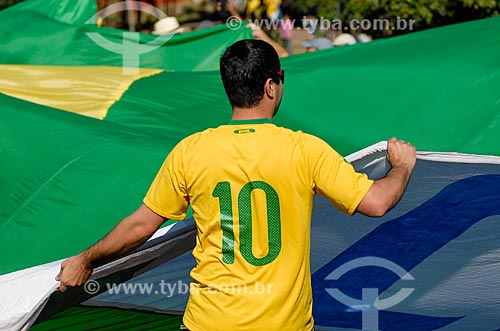  Assunto: Homem abrindo a bandeira do Brasil próximo à Arena Corinthians / Local: Itaquera - São Paulo (SP) - Brasil / Data: 06/2014 
