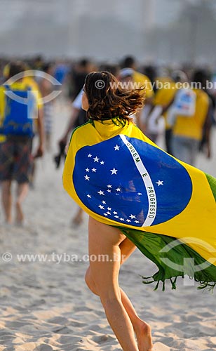  Assunto: Torcedora com a bandeira da Brasil durante o jogo entre Brasil x México próximo à Fifa Fan Fest / Local: Copacabana - Rio de Janeiro (RJ) - Brasil / Data: 06/2014 