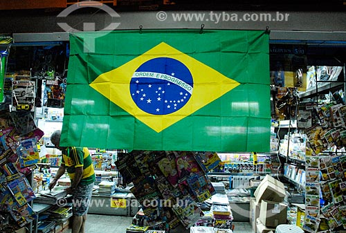  Assunto: Banca de jornal enfeitada com a bandeira do Brasil para a Copa do Mundo / Local: Copacabana - Rio de Janeiro (RJ) - Brasil / Data: 06/2014 