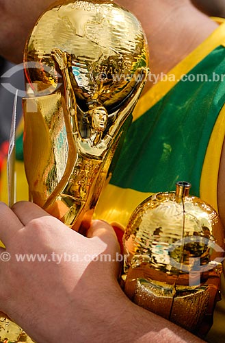  Assunto: Torcedor segurando uma réplica do troféu da Copa do Mundo da FIFA chegando ao jogo entre Bélgica x Rússia pela Copa do Mundo no Brasil / Local: Maracanã - Rio de Janeiro (RJ) - Brasil / Data: 06/2014 