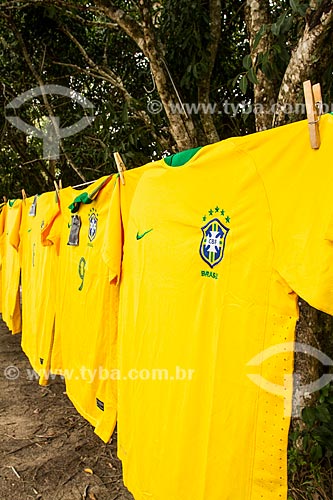  Assunto: Camisas da Seleção Brasileira à venda na rodovia SC-402 / Local: Florianópolis - Santa Catarina (SC) - Brasil / Data: 06/2014 