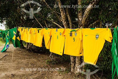  Assunto: Camisas da Seleção Brasileira à venda na rodovia SC-402 / Local: Florianópolis - Santa Catarina (SC) - Brasil / Data: 06/2014 