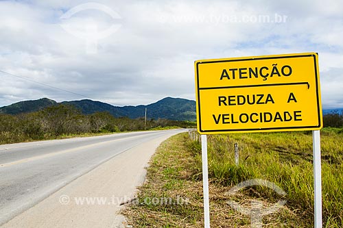  Assunto: Placa no acostamento da Rodovia Aparício Ramos Cordeiro / Local: Florianópolis - Santa Catarina (SC) - Brasil / Data: 06/2014 