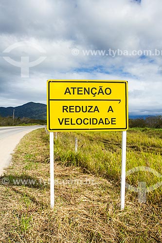  Assunto: Placa no acostamento da Rodovia Aparício Ramos Cordeiro / Local: Florianópolis - Santa Catarina (SC) - Brasil / Data: 06/2014 
