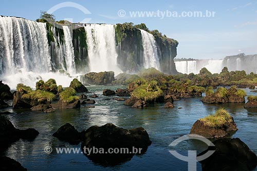  Assunto: Quedas dágua nas Cataratas do Iguaçu / Local: Foz do Iguaçu - Paraná (PR) - Brasil / Data: 05/2008 