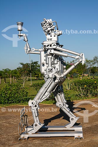  Assunto: Escultura Homem de Aço - em homenagem barrageiros que ajudaram na construção da usina - na Usina Hidrelétrica Itaipu Binacional / Local: Foz do Iguaçu - Paraná (PR) - Brasil / Data: 05/2008 