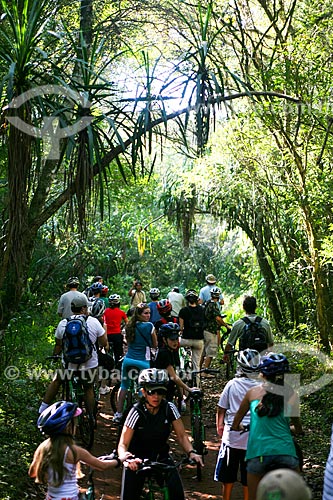  Assunto: Turistas na trilha para as Cataratas do Iguaçu / Local: Foz do Iguaçu - Paraná (PR) - Brasil / Data: 05/2008 