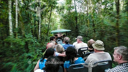  Assunto: Turistas na trilha para as Cataratas do Iguaçu em veículo elétrico - Macuco Safari / Local: Foz do Iguaçu - Paraná (PR) - Brasil / Data: 05/2008 