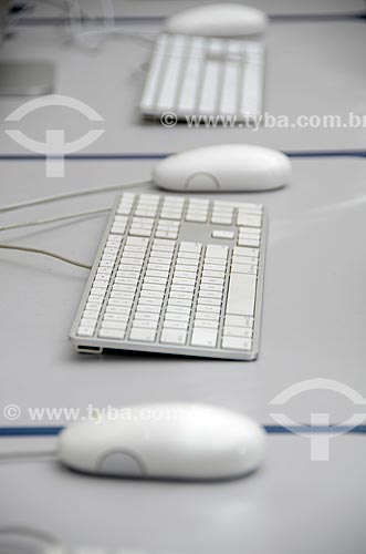  Assunto: Detalhe de teclados e mouses em sala de aula de Informática / Local: Rio de Janeiro (RJ) - Brasil / Data: 03/2012 