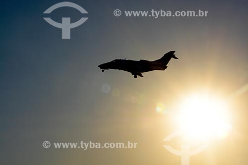  Assunto: Avião sobrevoando a cidade do Rio de Janeiro ao entardecer / Local: Rio de Janeiro (RJ) - Brasil / Data: 02/2014 
