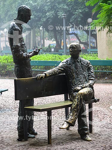  Assunto: Estátua dos poetas Carlos Drummond de Andrade e Mario Quintana na Praça da Alfândega durante o inverno / Local: Porto Alegre - Rio Grande do Sul (RS) - Brasil / Data: 05/2014 