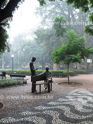  Assunto: Estátua dos poetas Carlos Drummond de Andrade e Mario Quintana na Praça da Alfândega durante o inverno / Local: Porto Alegre - Rio Grande do Sul (RS) - Brasil / Data: 05/2014 