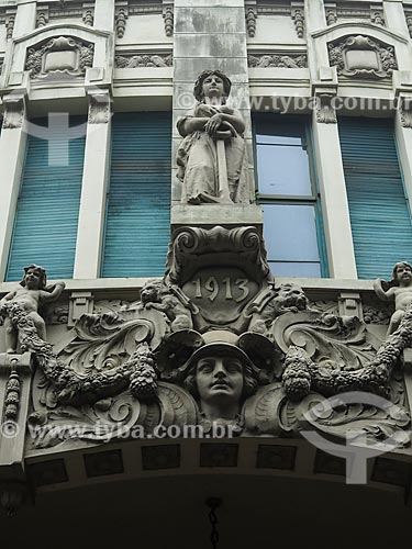  Assunto: Detalhe da fachada de prédio no centro histórico de Porto Alegre / Local: Porto Alegre - Rio Grande do Sul (RS) - Brasil / Data: 05/2014 