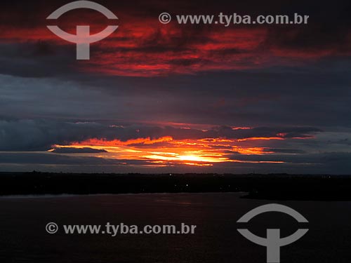  Assunto: Pôr do sol no Lago Guaíba / Local: Porto Alegre - Rio Grande do Sul (RS) - Brasil / Data: 05/2014 
