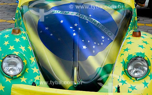  Assunto: Fusca com cores do Brasil na praia de Copacabana durante a Copa do Mundo no Brasil / Local: Copacabana - Rio de Janeiro (RJ) - Brasil / Data: 06/2014 