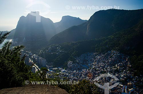  Assunto: Vista da Favela da Rocinha com a Pedra da Gávea ao fundo / Local: São Conrado - Rio de Janeiro (RJ) - Brasil / Data: 02/2014 