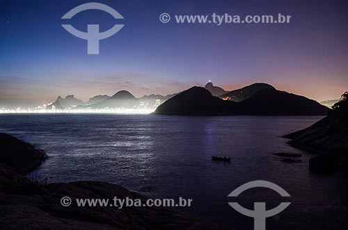  Assunto: Pôr do sol com o Morro Dois Irmãos e a Pedra da Gávea - à esquerda - e o Morro do Corcovado - à direita / Local: Rio de Janeiro (RJ) - Brasil / Data: 02/2014 