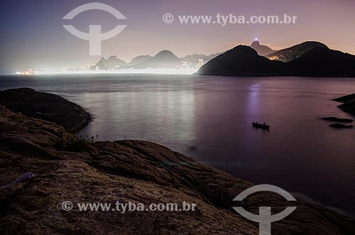  Assunto: Pôr do sol com o Morro Dois Irmãos e a Pedra da Gávea - à esquerda - e o Morro do Corcovado - à direita / Local: Rio de Janeiro (RJ) - Brasil / Data: 02/2014 