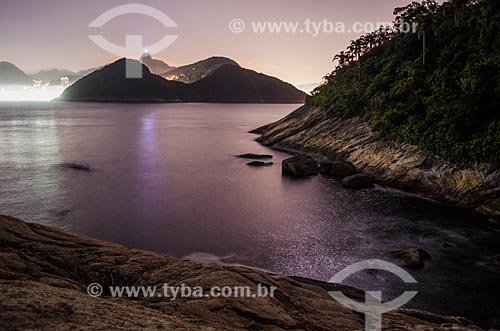  Assunto: Pôr do sol com o Morro Dois Irmãos e a Pedra da Gávea - à esquerda - e o Morro do Corcovado - à direita / Local: Rio de Janeiro (RJ) - Brasil / Data: 02/2014 