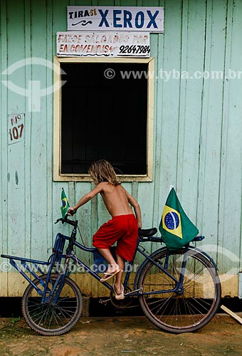  Assunto: Menino em bicicleta decorada durante a Copa do Mundo no Brasil / Local: Manaus - Amazonas (AM) - Brasil / Data: 06/2014 