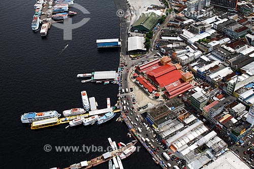  Assunto: Foto aérea do Porto da Manaus Moderna e Mercado Municipal Adolpho Lisboa (1883) durante a cheia do Rio Negro / Local: Manaus - Amazonas (AM) - Brasil / Data: 06/2014 