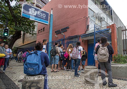  Assunto: Alunos na entrada da Escola Municipal Castel Nuovo na Rua Francisco Otaviano, 105 / Local: Copacabana - Rio de Janeiro (RJ) - Brasil / Data: 05/2014 